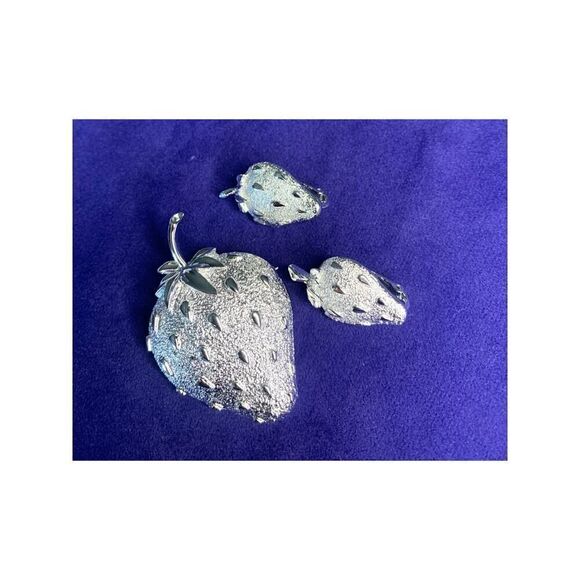 Sarah Coventry Strawberry Brooch and Clip earrings set  in Platinum, Vintage - Picture 1 of 5